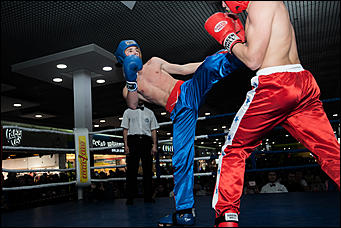 12 декабрь 2016 г., Барнаул © Амител Вячеслав Мельников   Левый – коронный, правый – похоронный. Встреча томских и алтайских кикбоксеров на ринге ТЦ "Арена". Фоторепортаж 