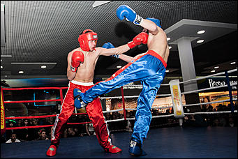 12 декабрь 2016 г., Барнаул © Амител Вячеслав Мельников   Левый – коронный, правый – похоронный. Встреча томских и алтайских кикбоксеров на ринге ТЦ "Арена". Фоторепортаж 