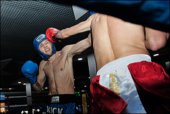 12 декабрь 2016 г., Барнаул © Амител Вячеслав Мельников   Левый – коронный, правый – похоронный. Встреча томских и алтайских кикбоксеров на ринге ТЦ "Арена". Фоторепортаж 