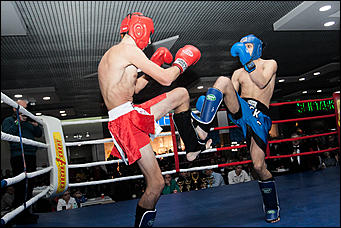 12 декабрь 2016 г., Барнаул © Амител Вячеслав Мельников   Левый – коронный, правый – похоронный. Встреча томских и алтайских кикбоксеров на ринге ТЦ "Арена". Фоторепортаж 