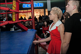 12 декабрь 2016 г., Барнаул © Амител Вячеслав Мельников   Левый – коронный, правый – похоронный. Встреча томских и алтайских кикбоксеров на ринге ТЦ "Арена". Фоторепортаж 