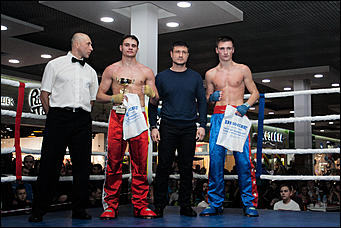 12 декабрь 2016 г., Барнаул © Амител Вячеслав Мельников   Левый – коронный, правый – похоронный. Встреча томских и алтайских кикбоксеров на ринге ТЦ "Арена". Фоторепортаж 