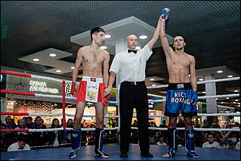 12 декабрь 2016 г., Барнаул © Амител Вячеслав Мельников   Левый – коронный, правый – похоронный. Встреча томских и алтайских кикбоксеров на ринге ТЦ "Арена". Фоторепортаж 