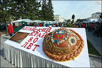 16 сентября 2017 г., Барнаул. Екатерина Смолихина   "Арбат", чумовой оркестр и "Корни": как барнаульцы отгуляли День города