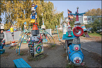 5 октябрь 2016 г., Барнаул © Амител Вячеслав Мельников   Сюрреализм и солдатская смекалка: когда за детскую площадку берется военный