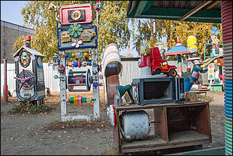 5 октябрь 2016 г., Барнаул © Амител Вячеслав Мельников   Сюрреализм и солдатская смекалка: когда за детскую площадку берется военный