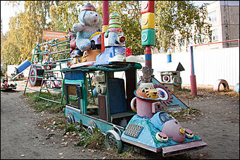 5 октябрь 2016 г., Барнаул © Амител Вячеслав Мельников   Сюрреализм и солдатская смекалка: когда за детскую площадку берется военный