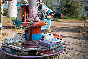 5 октябрь 2016 г., Барнаул © Амител Вячеслав Мельников   Сюрреализм и солдатская смекалка: когда за детскую площадку берется военный