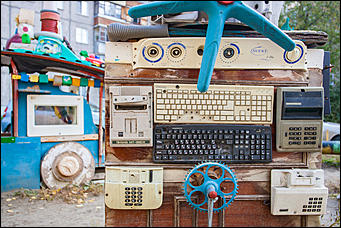 5 октябрь 2016 г., Барнаул © Амител Вячеслав Мельников   Сюрреализм и солдатская смекалка: когда за детскую площадку берется военный