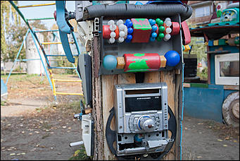 5 октябрь 2016 г., Барнаул © Амител Вячеслав Мельников   Сюрреализм и солдатская смекалка: когда за детскую площадку берется военный