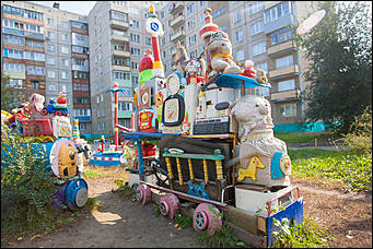 5 октябрь 2016 г., Барнаул © Амител Вячеслав Мельников   Сюрреализм и солдатская смекалка: когда за детскую площадку берется военный