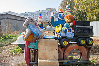 5 октябрь 2016 г., Барнаул © Амител Вячеслав Мельников   Сюрреализм и солдатская смекалка: когда за детскую площадку берется военный