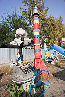 5 октябрь 2016 г., Барнаул © Амител Вячеслав Мельников   Сюрреализм и солдатская смекалка: когда за детскую площадку берется военный