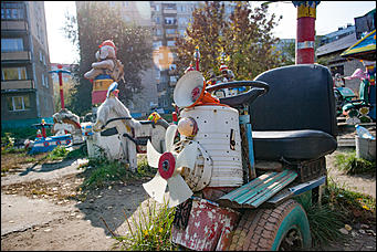 5 октябрь 2016 г., Барнаул © Амител Вячеслав Мельников   Сюрреализм и солдатская смекалка: когда за детскую площадку берется военный