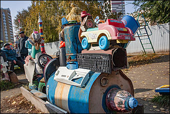 5 октябрь 2016 г., Барнаул © Амител Вячеслав Мельников   Сюрреализм и солдатская смекалка: когда за детскую площадку берется военный