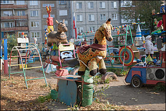 5 октябрь 2016 г., Барнаул © Амител Вячеслав Мельников   Сюрреализм и солдатская смекалка: когда за детскую площадку берется военный