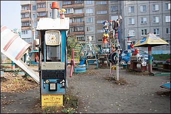 5 октябрь 2016 г., Барнаул © Амител Вячеслав Мельников   Сюрреализм и солдатская смекалка: когда за детскую площадку берется военный