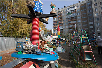 5 октябрь 2016 г., Барнаул © Амител Вячеслав Мельников   Сюрреализм и солдатская смекалка: когда за детскую площадку берется военный