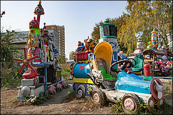 5 октябрь 2016 г., Барнаул © Амител Вячеслав Мельников   Сюрреализм и солдатская смекалка: когда за детскую площадку берется военный