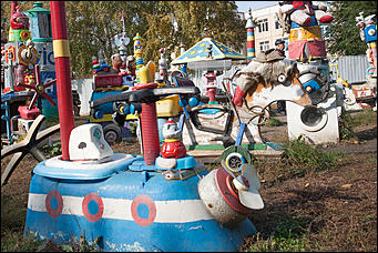 5 октябрь 2016 г., Барнаул © Амител Вячеслав Мельников   Сюрреализм и солдатская смекалка: когда за детскую площадку берется военный