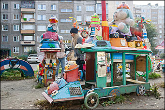 5 октябрь 2016 г., Барнаул © Амител Вячеслав Мельников   Сюрреализм и солдатская смекалка: когда за детскую площадку берется военный