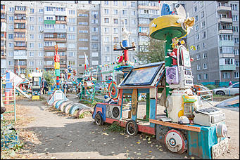 5 октябрь 2016 г., Барнаул © Амител Вячеслав Мельников   Сюрреализм и солдатская смекалка: когда за детскую площадку берется военный