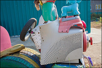 5 октябрь 2016 г., Барнаул © Амител Вячеслав Мельников   Сюрреализм и солдатская смекалка: когда за детскую площадку берется военный