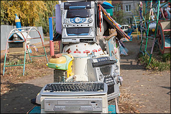 5 октябрь 2016 г., Барнаул © Амител Вячеслав Мельников   Сюрреализм и солдатская смекалка: когда за детскую площадку берется военный