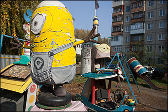 5 октябрь 2016 г., Барнаул © Амител Вячеслав Мельников   Сюрреализм и солдатская смекалка: когда за детскую площадку берется военный