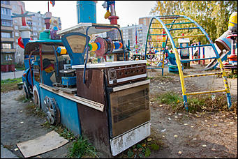 5 октябрь 2016 г., Барнаул © Амител Вячеслав Мельников   Сюрреализм и солдатская смекалка: когда за детскую площадку берется военный