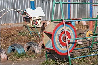 5 октябрь 2016 г., Барнаул © Амител Вячеслав Мельников   Сюрреализм и солдатская смекалка: когда за детскую площадку берется военный