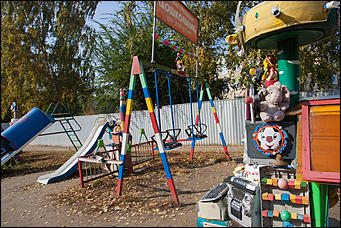 5 октябрь 2016 г., Барнаул © Амител Вячеслав Мельников   Сюрреализм и солдатская смекалка: когда за детскую площадку берется военный