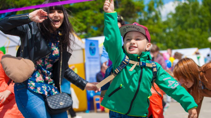 1 июнь 2016 г., Барнаул &copy; Амител Вячеслав Мельников   На лодке в фонтане: как празднуют День защиты детей в Барнауле? 