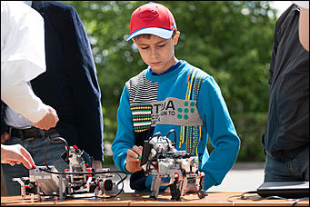 1 июнь 2016 г., Барнаул © Амител Вячеслав Мельников   На лодке в фонтане: как празднуют День защиты детей в Барнауле? 