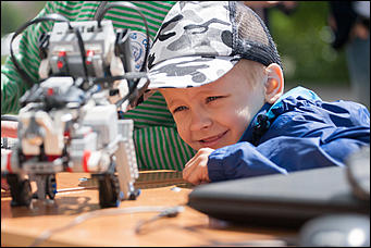 1 июнь 2016 г., Барнаул © Амител Вячеслав Мельников   На лодке в фонтане: как празднуют День защиты детей в Барнауле? 