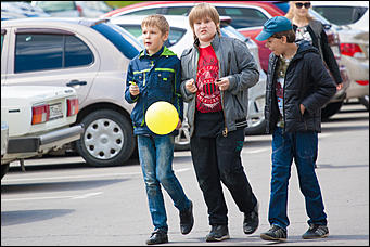 1 июнь 2016 г., Барнаул © Амител Вячеслав Мельников   На лодке в фонтане: как празднуют День защиты детей в Барнауле? 