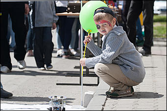 1 июнь 2016 г., Барнаул © Амител Вячеслав Мельников   На лодке в фонтане: как празднуют День защиты детей в Барнауле? 