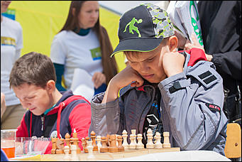 1 июнь 2016 г., Барнаул © Амител Вячеслав Мельников   На лодке в фонтане: как празднуют День защиты детей в Барнауле? 