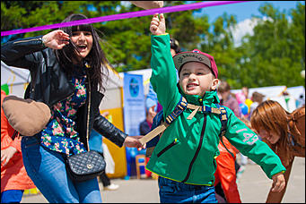 1 июнь 2016 г., Барнаул © Амител Вячеслав Мельников   На лодке в фонтане: как празднуют День защиты детей в Барнауле? 