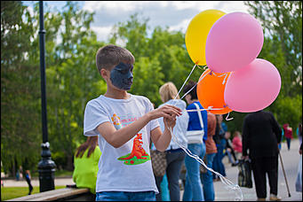 1 июнь 2016 г., Барнаул © Амител Вячеслав Мельников   На лодке в фонтане: как празднуют День защиты детей в Барнауле? 