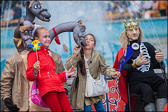 1 июнь 2016 г., Барнаул © Амител Вячеслав Мельников   На лодке в фонтане: как празднуют День защиты детей в Барнауле? 