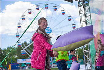 1 июнь 2016 г., Барнаул © Амител Вячеслав Мельников   На лодке в фонтане: как празднуют День защиты детей в Барнауле? 