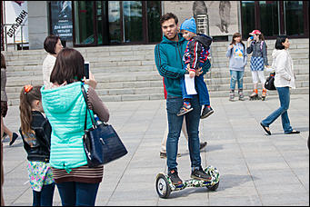 1 июнь 2016 г., Барнаул © Амител Вячеслав Мельников   На лодке в фонтане: как празднуют День защиты детей в Барнауле? 