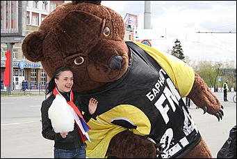 1 май 2012 г., Барнаул   Танцы с медведем. Радиостанция «DFM» в Барнауле отпраздновала свой день рождения