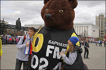 1 май 2012 г., Барнаул   Танцы с медведем. Радиостанция «DFM» в Барнауле отпраздновала свой день рождения