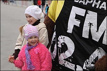 1 май 2012 г., Барнаул   Танцы с медведем. Радиостанция «DFM» в Барнауле отпраздновала свой день рождения