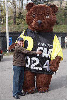 1 май 2012 г., Барнаул   Танцы с медведем. Радиостанция «DFM» в Барнауле отпраздновала свой день рождения
