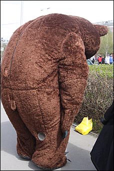 1 май 2012 г., Барнаул   Танцы с медведем. Радиостанция «DFM» в Барнауле отпраздновала свой день рождения