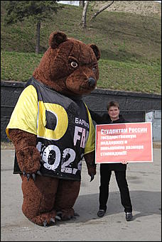 1 май 2012 г., Барнаул   Танцы с медведем. Радиостанция «DFM» в Барнауле отпраздновала свой день рождения