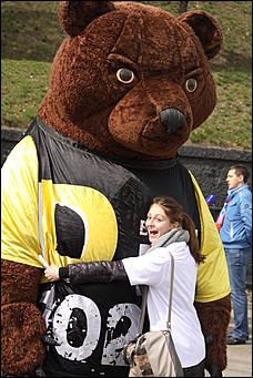 1 май 2012 г., Барнаул   Танцы с медведем. Радиостанция «DFM» в Барнауле отпраздновала свой день рождения